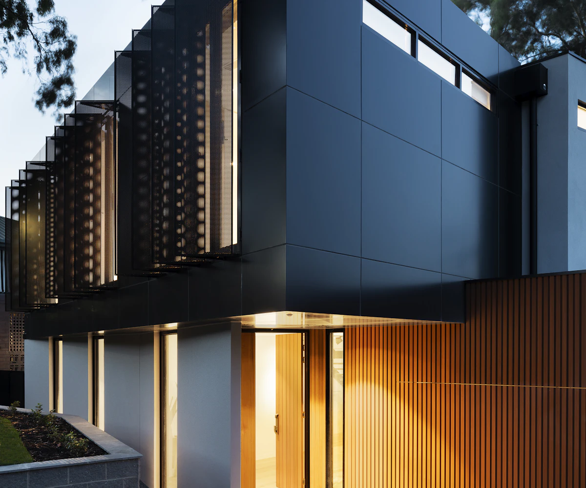 Arquitetura contemporânea iluminada ao entardecer