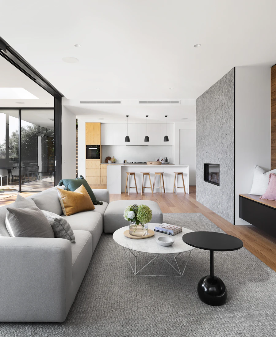 Sala residencial integrada com forro de gesso, painel amadeirado e iluminação LED